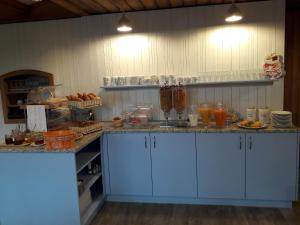米伦阿尔彭布里克米伦酒店的厨房配有蓝色橱柜和食品柜台。