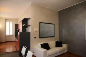 圣雷莫Gaudio 22 Apartment的客厅配有带黑色枕头的白色沙发