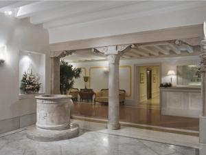 威尼斯艾瑞丽酒店 - 世界小型豪华酒店的大型客厅设有大型天花板。