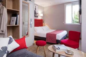 万塞讷因特尔道梅尼文赛纳酒店的酒店客房带一张床、一张桌子和椅子