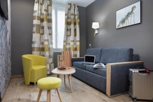 万塞讷因特尔道梅尼文赛纳酒店的客厅配有蓝色的沙发和黄色的椅子