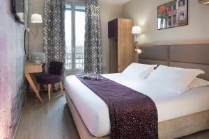 万塞讷因特尔道梅尼文赛纳酒店的配有一张床、一张书桌和一扇窗户的酒店客房