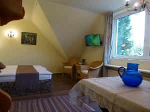 巴拉通尤洛克Albergo Giardino的酒店客房设有两张床和窗户。