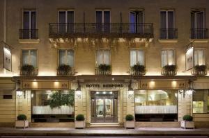 巴黎贝德福酒店的酒店大楼前门种植了盆栽植物