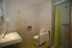 贝尼多姆黄金酒店的浴室配有卫生间、盥洗盆和淋浴。
