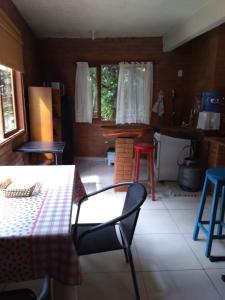 新弗里堡Loft da Montanha (A 8min do centro)的一间厨房,里面配有桌椅