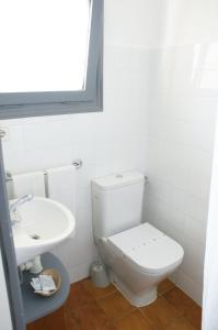 帕拉弗鲁赫尔Hostal Plaja i Pati de Can Plaja的白色的浴室设有卫生间和水槽。