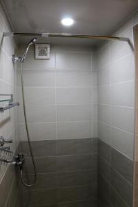 卡兹贝吉Chalet Pkhelshe的带淋浴的浴室(带瓷砖墙)