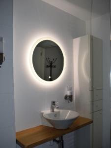 法尔肯堡Aan 't kapelke的一间带水槽和镜子的浴室