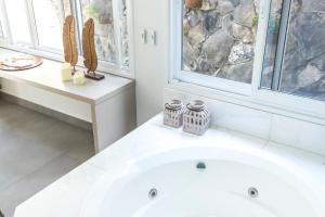 蓬塔波朗博斯克柏萨达酒店的带窗户的浴室内的白色浴缸