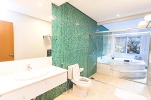 蓬塔波朗博斯克柏萨达酒店的浴室配有卫生间、盥洗盆和浴缸。