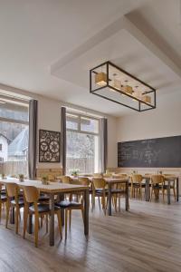 阿莱蒙杜斯山客栈的一个带桌椅的教室和一个黑板