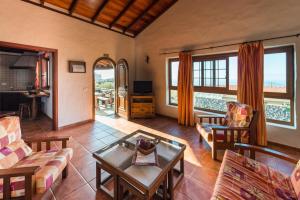 弗龙特拉Casa Rural La Pagarrona的客厅配有沙发和桌子