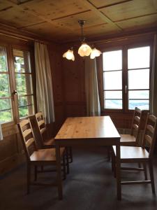 特里森贝格芬施特里森贝格公寓的一间带木桌和椅子的用餐室