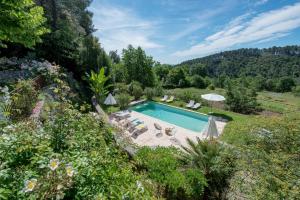 SanilhacLe Domaine du Fayet的花园游泳池的顶部景色