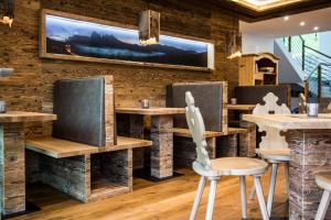 拉伊翁Balgnerhof的餐厅拥有木墙和桌椅