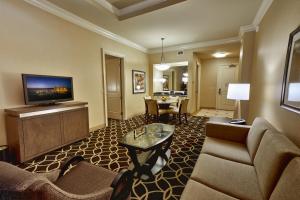 马里兰高地圣路易斯好莱坞赌场酒店的带沙发和电视的客厅