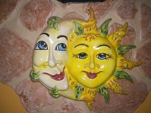 陶尔米纳Attico Sole Luna的两个微笑的太阳和月亮的面具