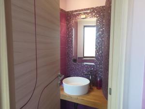 陶尔米纳Attico Sole Luna的一间带水槽和镜子的浴室