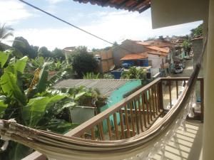 伊塔卡雷Flat Pituba Itacaré的享有泳池景致的阳台