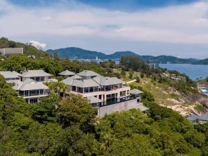 卡马拉海滩Baan Paa Talee Estate - SHA Extra Plus的山丘上大房子的空中景色