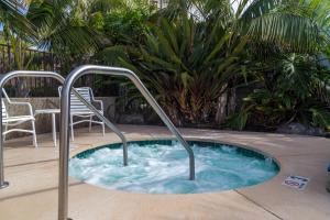 圣地亚哥Wave Crest Resort的游泳池内带金属栏杆的热水浴池