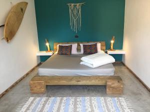 圣玛丽亚Casa Pau的一间卧室配有一张大床和木凳