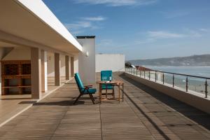 福斯·杜·阿勒奥Silver Coast - Casa do Oceano的俯瞰大海的阳台配有两把椅子和一张桌子