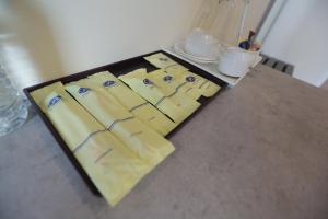 关丹班太皇家精品酒店的一组餐巾纸坐在桌子上