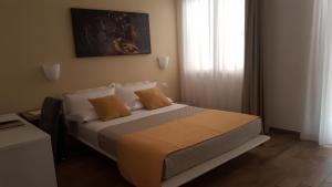 基奥贾卡萨马法尔达住宿加早餐旅馆的一间卧室配有一张带橙色枕头的大床