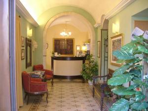 莫迪卡Hotel Relais Modica的走廊上设有钢琴客厅