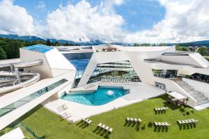 菲拉赫特尔蒙卡拉瓦肯豪弗酒店的享有带游泳池的建筑的空中景致