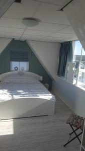 Westbeemster比姆斯特拉斯特住宿加早餐旅馆的一间卧室设有一张大床和一个窗户。