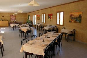 Théziers克洛斯博伊西住宿加早餐旅馆的用餐室配有桌椅和白色桌布