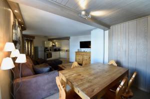葱仁谷A21 Roc de Péclet的客厅配有木桌和沙发