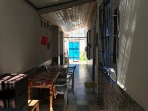 布米尔达斯Appartement Au Bord De Mer的走廊上设有桌椅和蓝色门