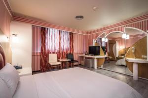 高雄金凤凰商务旅馆的配有一张床和一张书桌的酒店客房