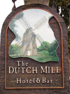 阿伯丁The Dutch Mill Hotel的公爵酒店和酒吧的标志