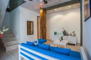 塞米亚克塞米亚克瑞吉别墅的客厅配有蓝色的沙发和桌子