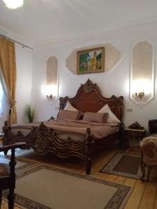 布兰肯堡Villa Imperia, Museums-Hotel的一间卧室配有一张大木床。