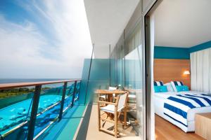 扎达尔法尔肯斯坦纳酒店及亚德拉Spa的一间卧室设有一张床,阳台设有游泳池