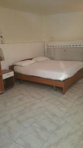 卡萨拉诺Pajara di Giovanni的卧室配有一张带白色床垫和桌子的床