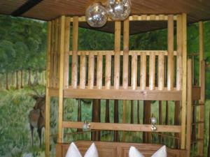 索尔陶苏玛普斯提里翁餐厅酒店的一间有一面墙的房间,上面有鹿的照片
