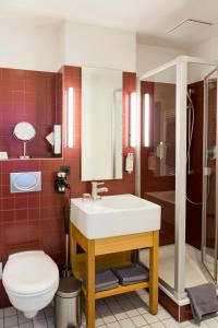 杜塞尔多夫杜塞尔多夫奥泽酒店 - 索拉特酒店合作伙伴的浴室配有白色水槽和卫生间。