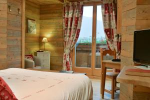 莫里永莫里永魅力特色Spa酒店的一间卧室配有一张床、一张书桌和一个窗户。