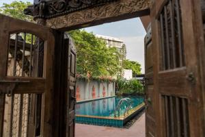 清迈谭亚文特拉精品SPA酒店的开放式门,后方设有游泳池