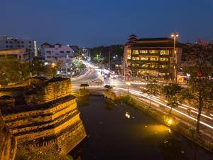 清迈谭亚文特拉精品SPA酒店的夜晚的城市,河流和建筑