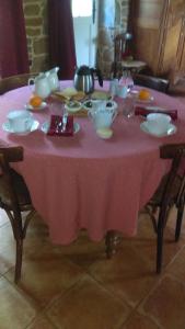 Ségrie-Fontainela boutique de laurence的一张桌子上放着粉红色的桌布