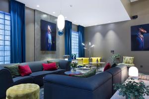 吕勒奥瑞典精英酒店的客厅配有蓝色的沙发和桌子