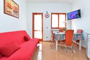 诺维格勒伊斯特拉Apartment Ljiljana 1553的客厅配有红色的沙发和桌子